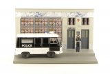 L'Agent de Police Veille sur L'ordre Public Dans le Camion Peugeot J7